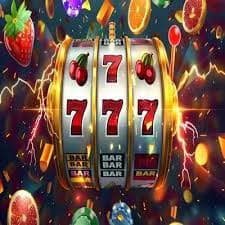 Gambar banner elektronik dengan penggemar esports warna merah